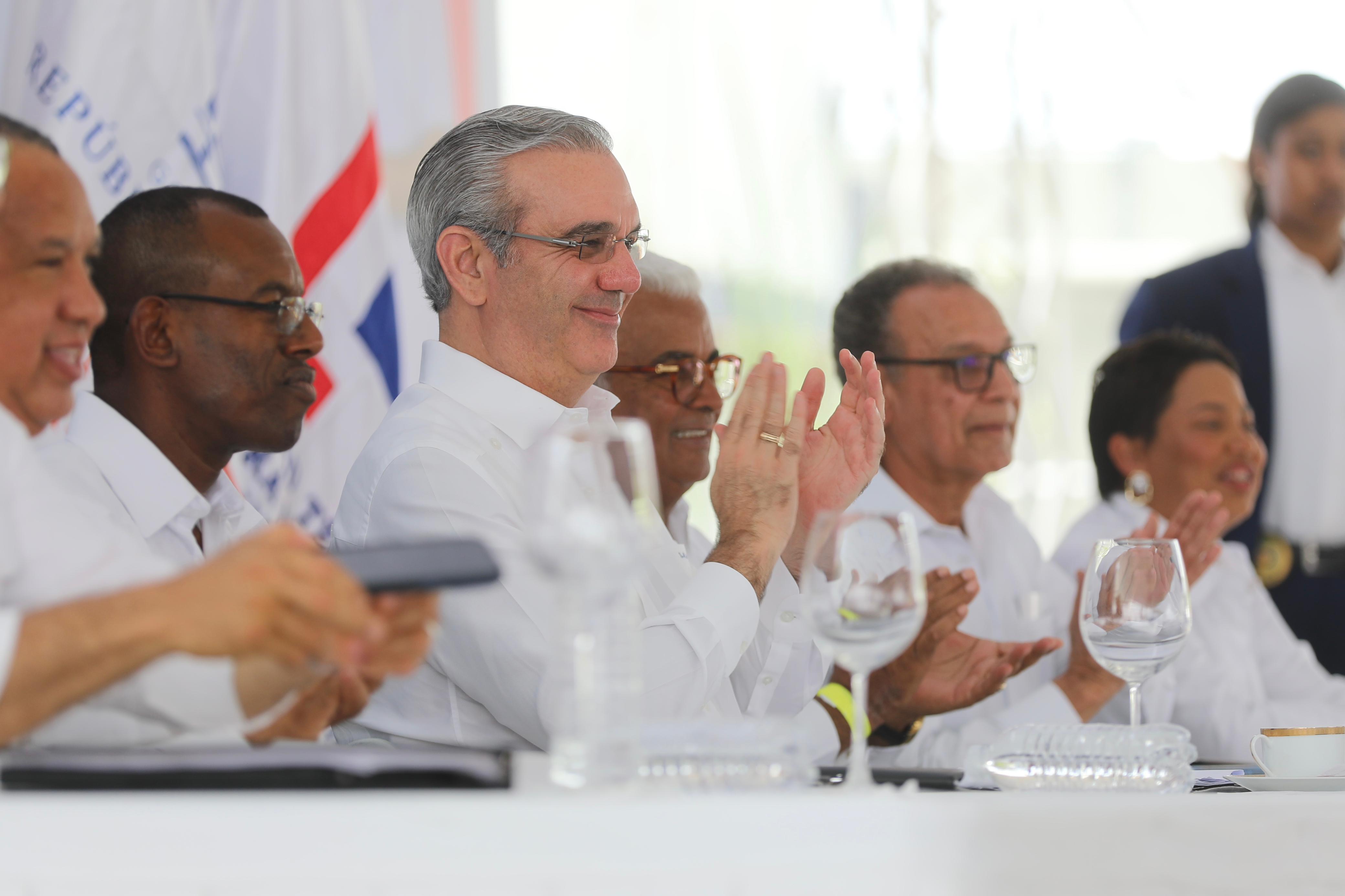Presidente Abinader entrega más de 800 títulos de propiedad a familias de los municipios de Santo Domingo Este y Oeste