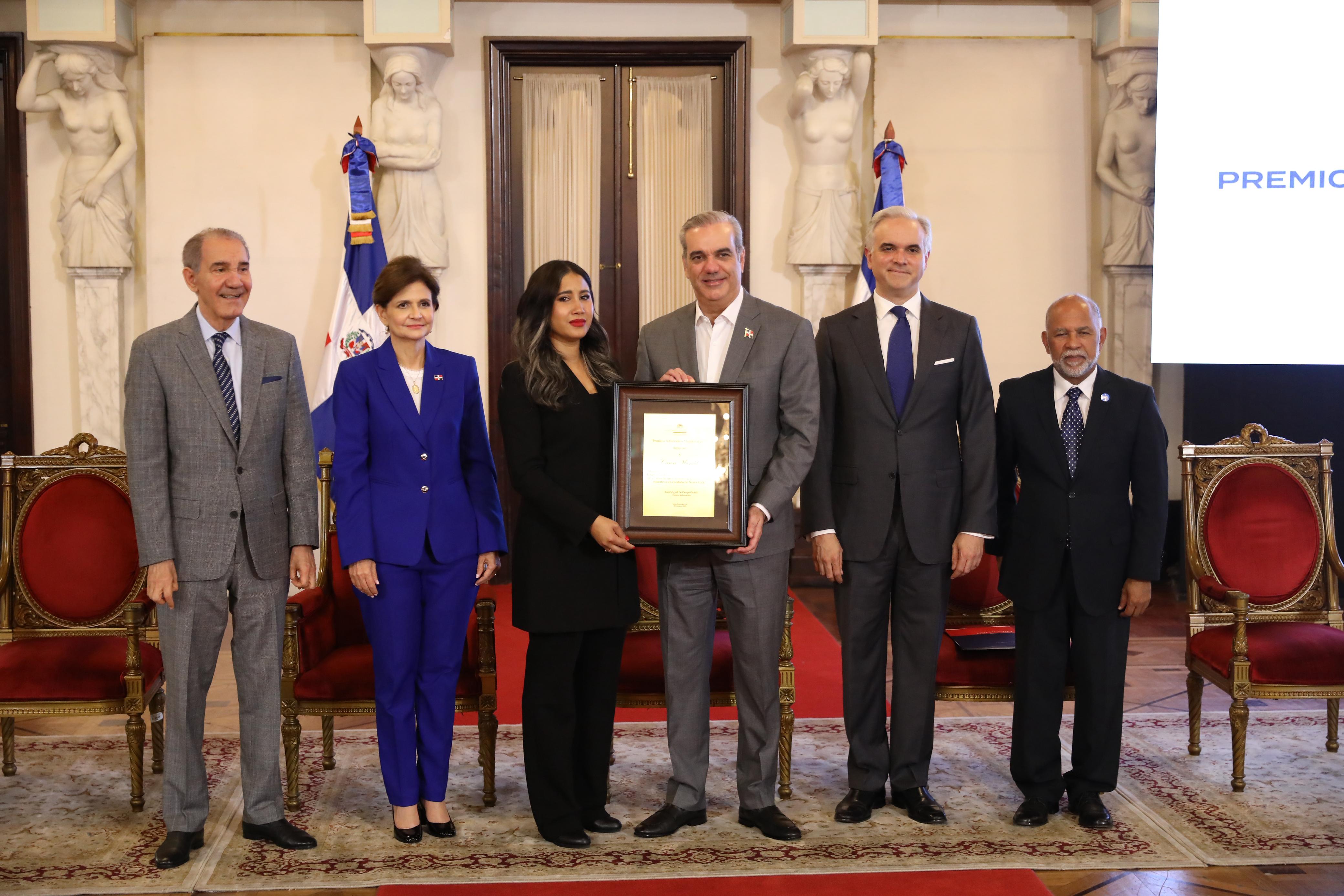 Presidente Abinader entrega a tres profesores el Premio a la Excelencia Magisterial 2025