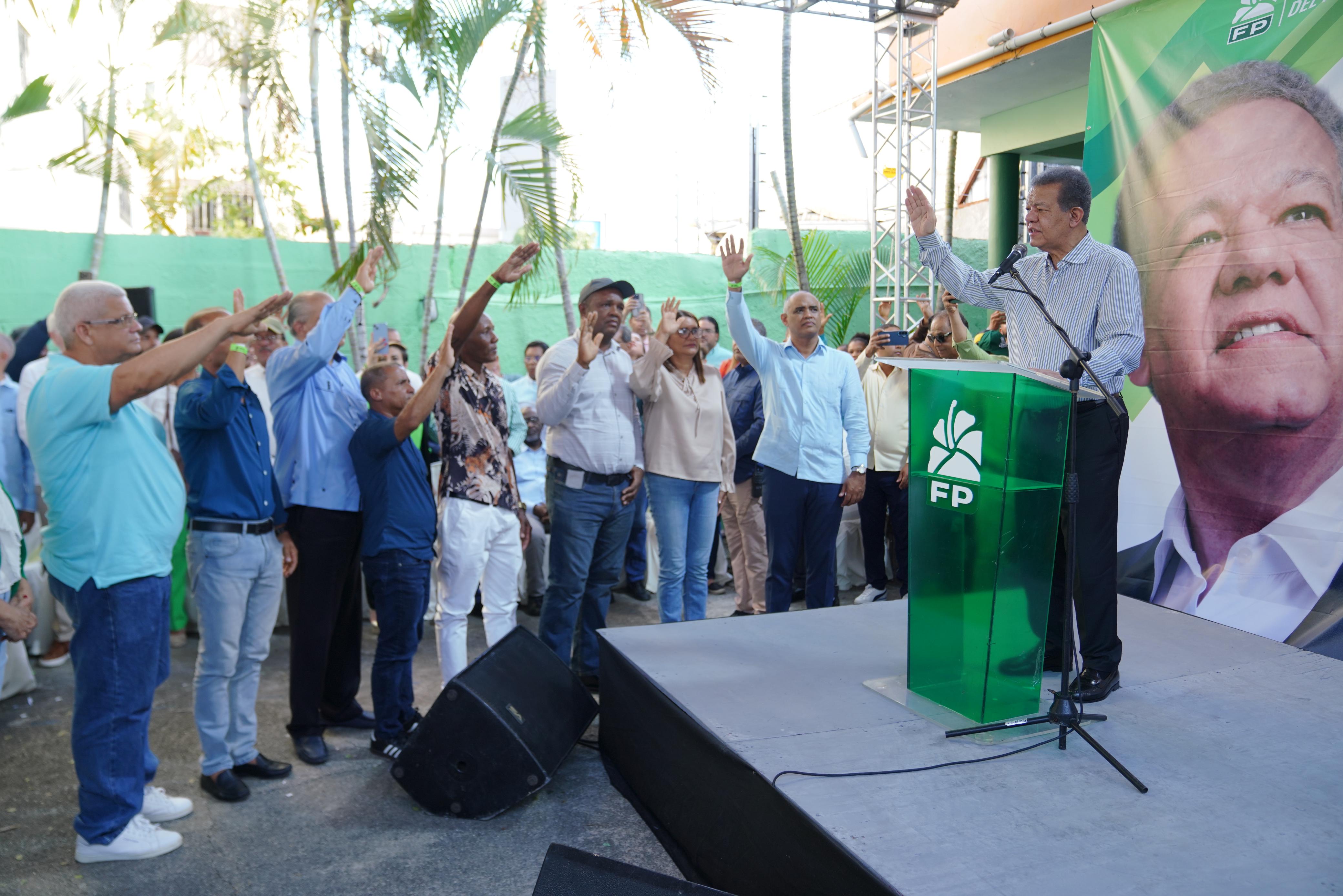 Leonel juramenta en la Fuerza del Pueblo a un regidor, un vocal, varios presidentes de intermedio y más dirigentes del PLD