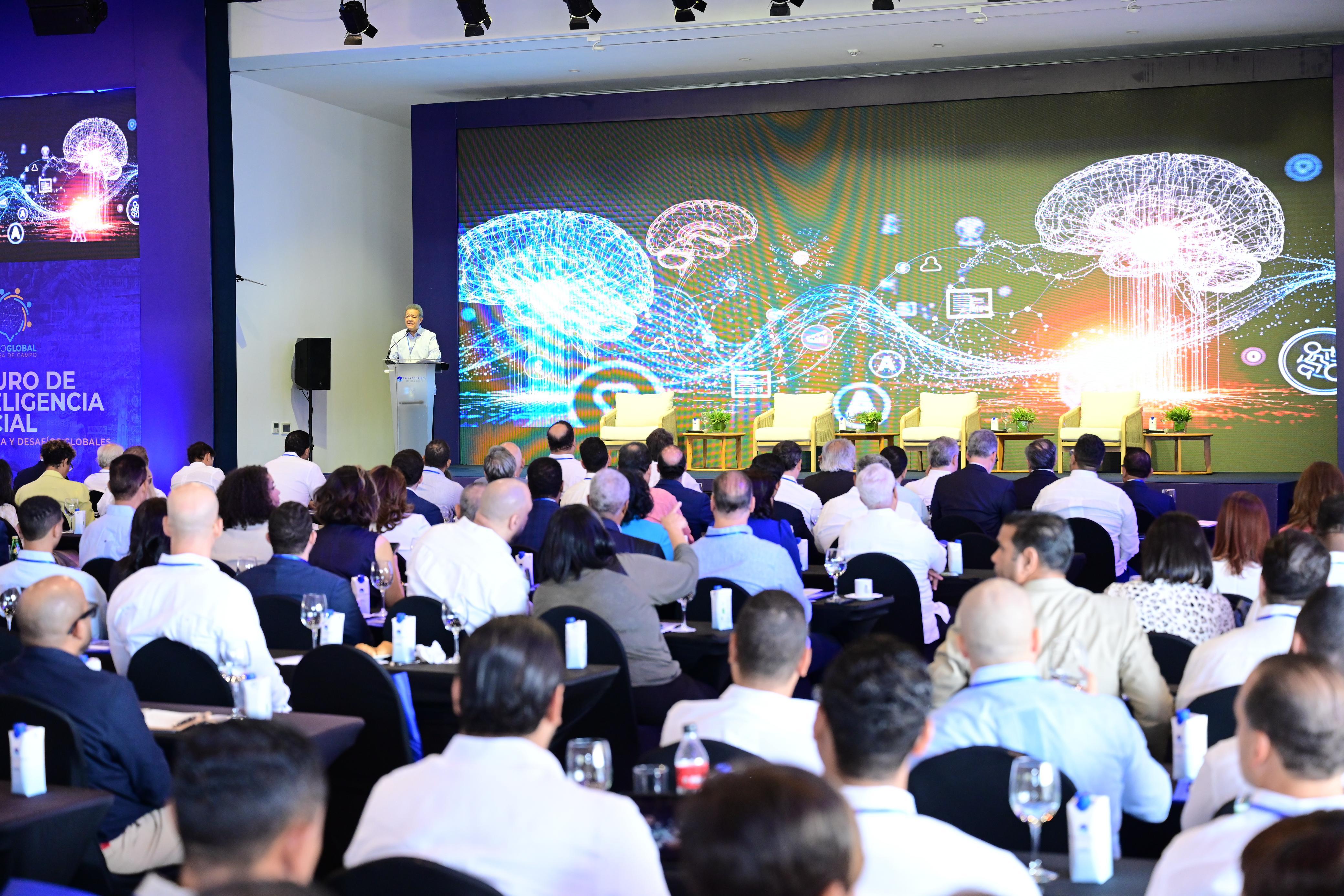 Leonel Fernández asegura que la humanidad necesita una inteligencia artificial más incluyente, “que empodere a las personas”