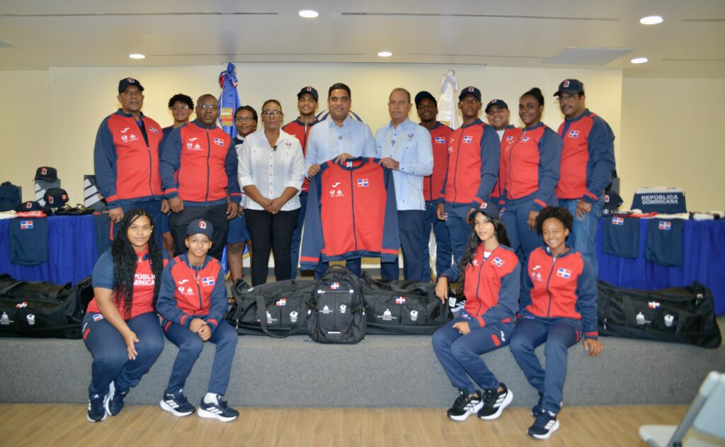 Ministro Kelvin Cruz entrega indumentaria que usarán atletas en Juegos Panamericanos Junior