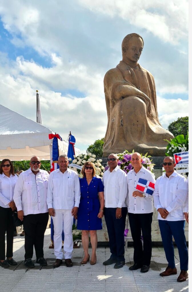 UASD deposita ofrenda floral 172 natalicio José Martí