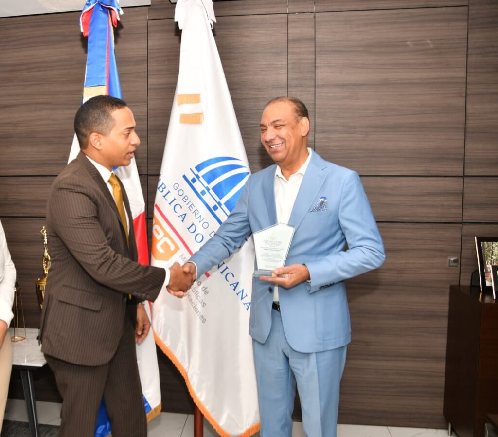 domipyme reconoce a Deligne Ascención por aportes al sector