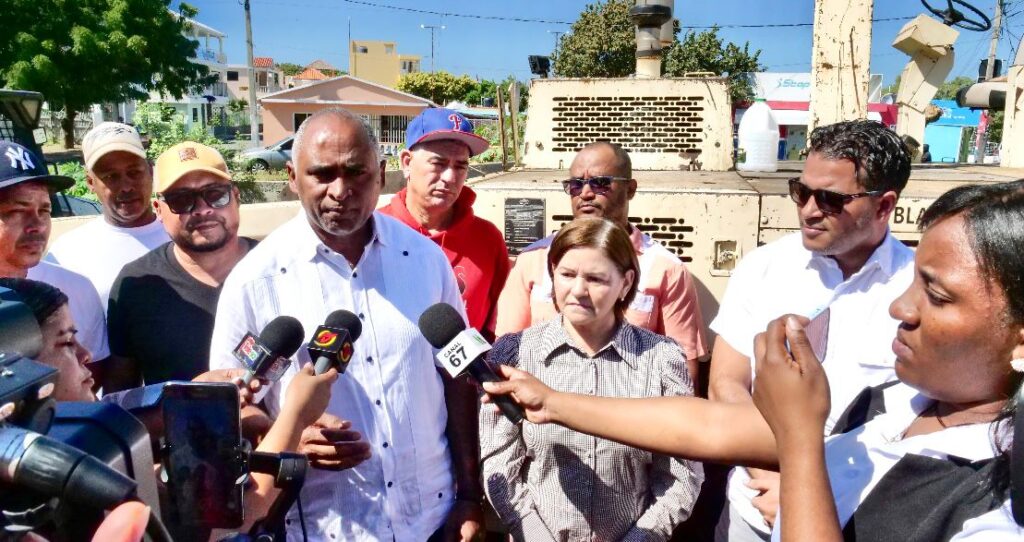 Senador Julito Fulcar anuncia inicio de asfaltado en Salinas; 15 kilómetros serán intervenidos desde la comunidad de Caldera