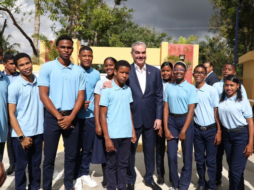 Presidente Abinader inaugura un liceo en Pantoja y un INAIPI en Manoguayabo que beneficiarán a más de 1,000 adolescentes y niños