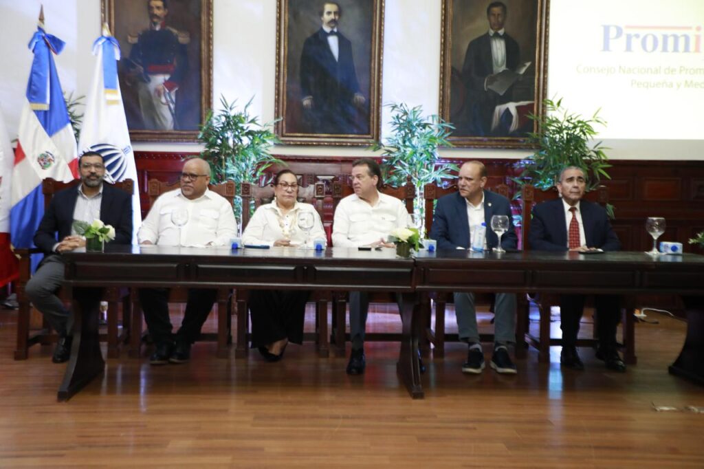 Promipyme entrega financiamiento a empresarios afectados por incendio en Santiago