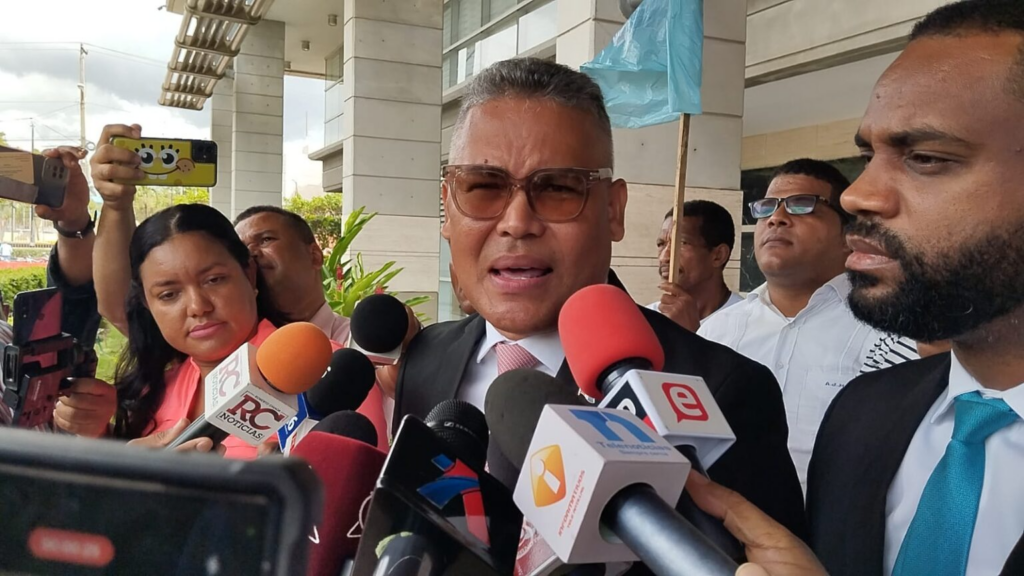 Carlos Peña advierte al gobierno no a aumentar precio de combustibles en 2025