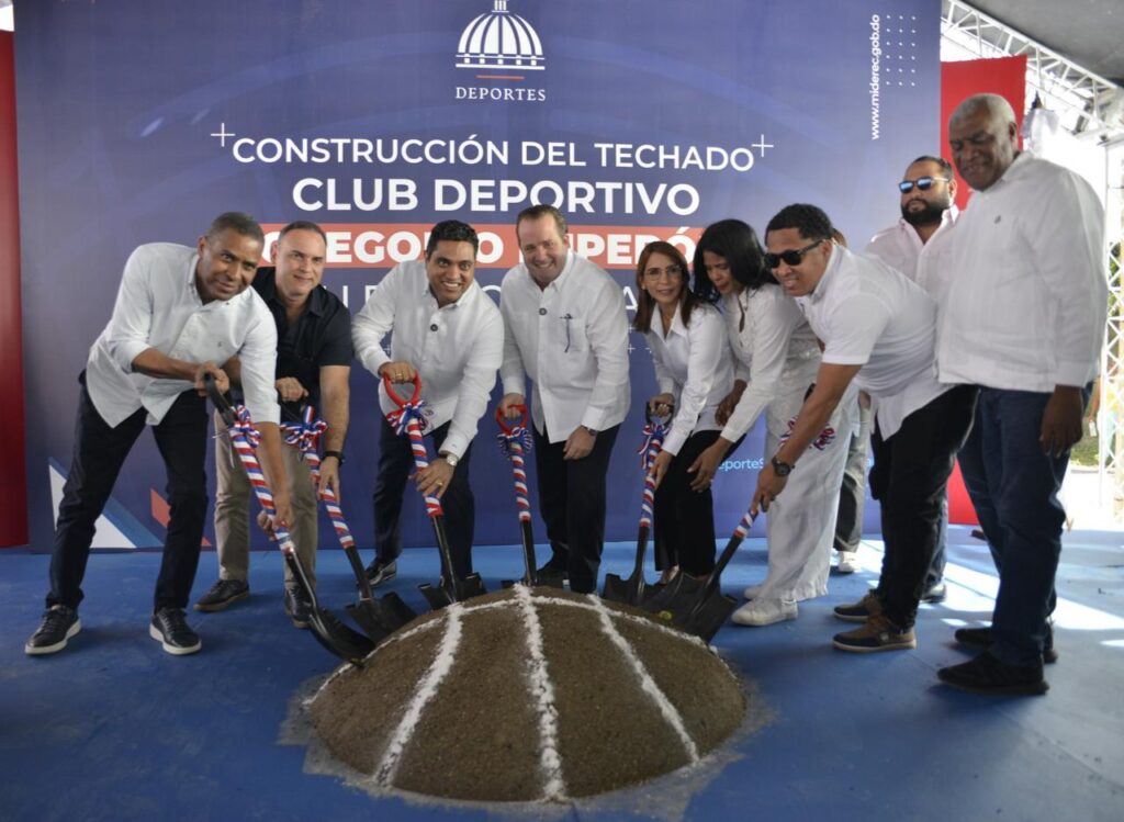 Los ministros Kelvin Cruz y José Paliza dan inicio construcción techados en Puerto Plata.