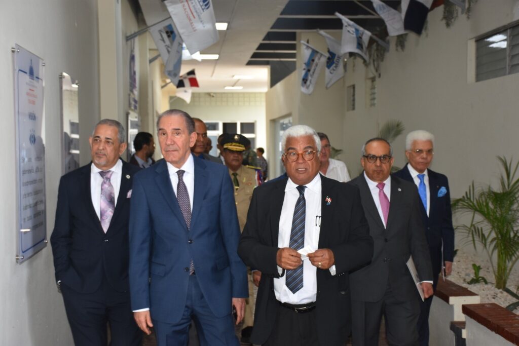 MESCyT y UASD entregan becas a la Dirección General de Bienes Nacionales para capacitar a colaboradores en programas de maestrías 