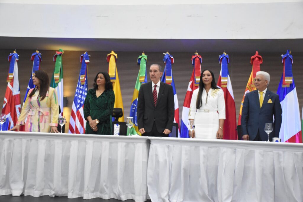 MESCyT abre convocatoria de becas internacionales 2025, dedicada a las carreras STEAM