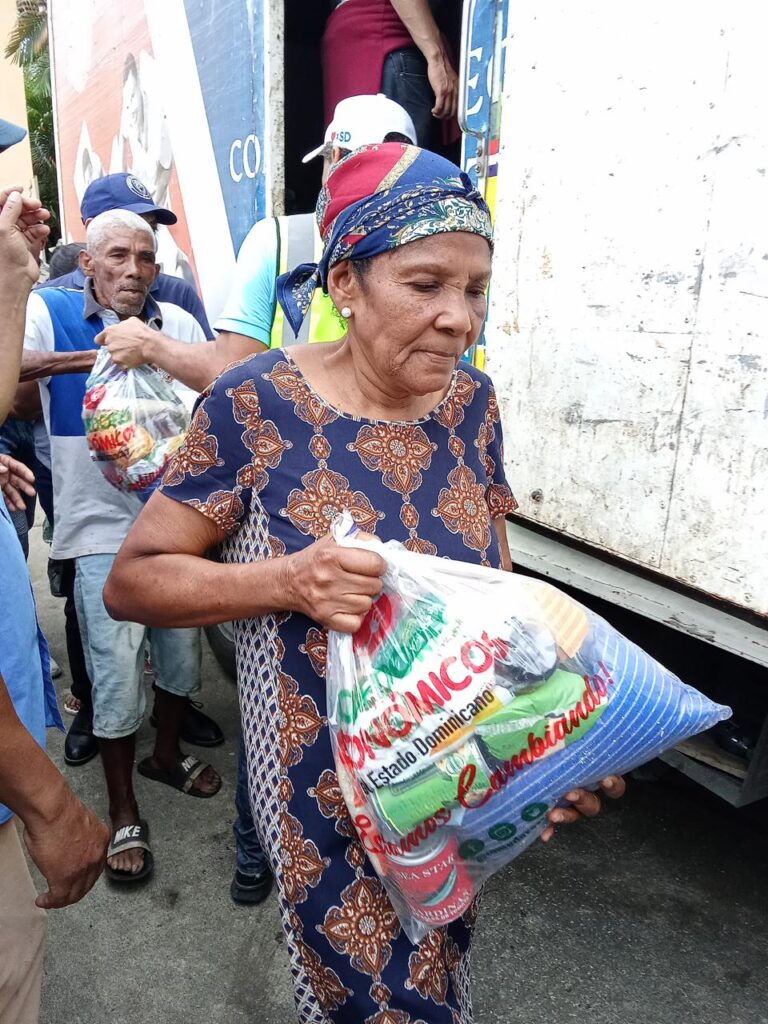 Comedores Económicos del Estado Dominicano realiza un amplio operativo de entrega de raciones crudas y cocidas en el sector de Capotillo