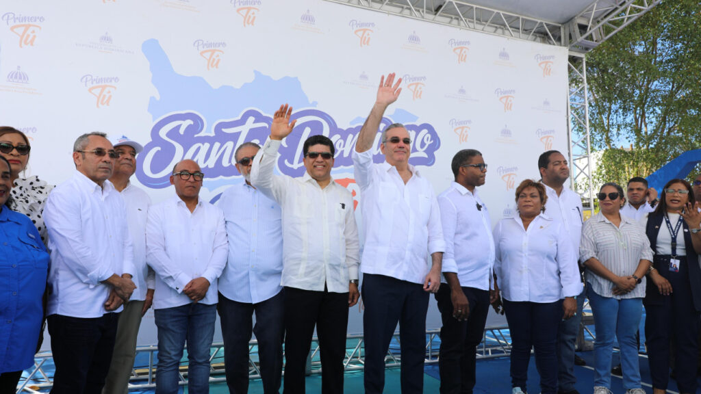 Presidente Abinader recorre el sector La Ureña donde lleva programa Gobierno Contigo