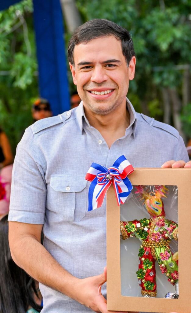 Ministro de Cultura resalta orden y seguridad en Carnaval de Santiago