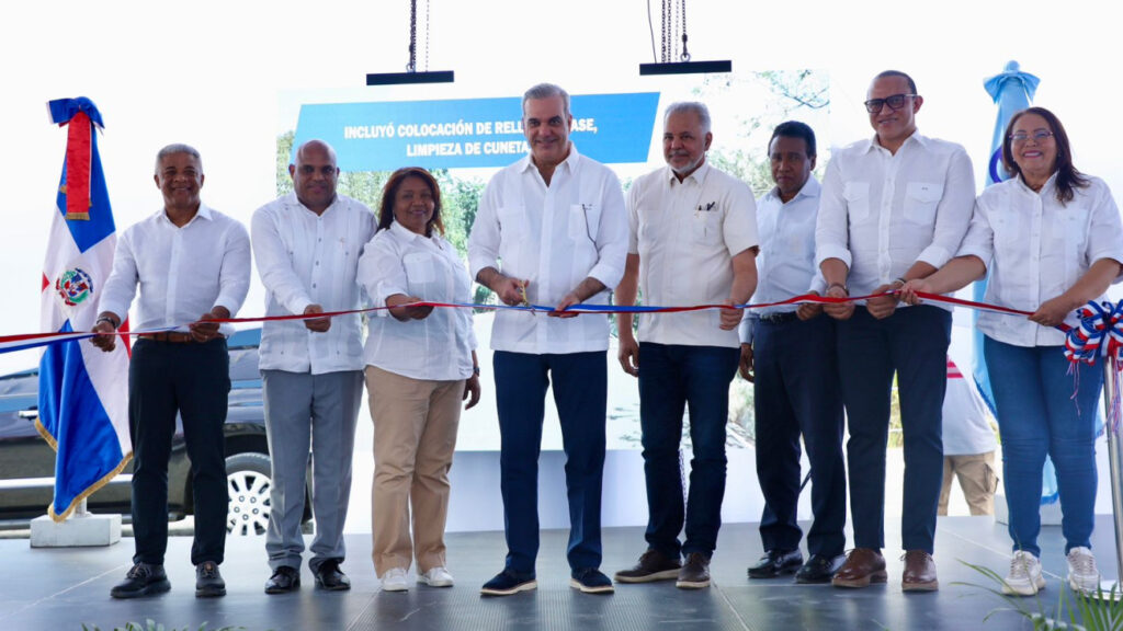 Presidente Abinader inaugura infraestructuras viales, destacamento policial, nave de zona franca y proyecto de fibra óptica en provincia San Juan