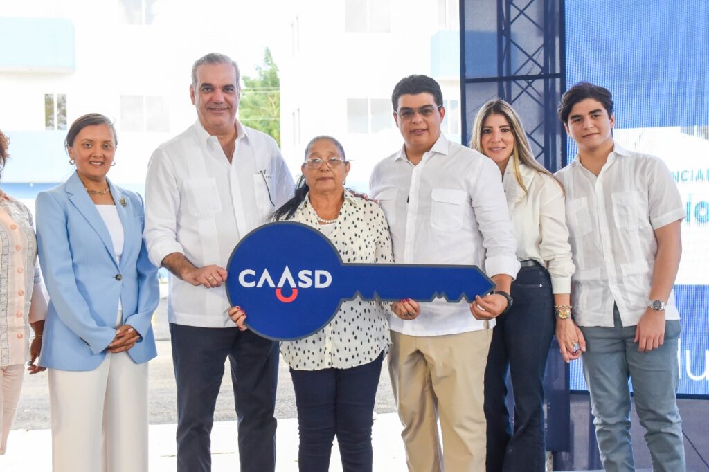 Presidente Abinader entrega 144 apartamentos de un total de 344, para reubicación de familias desplazadas del proyecto de saneamiento pluvial y sanitario de la cañada de Guajimía