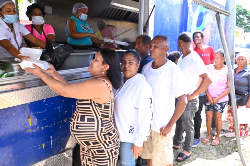 Comunitarios valoran intervención de Comedores Económicos del Estado Dominicano (CEED) dentro del programa El Gobierno Contigo