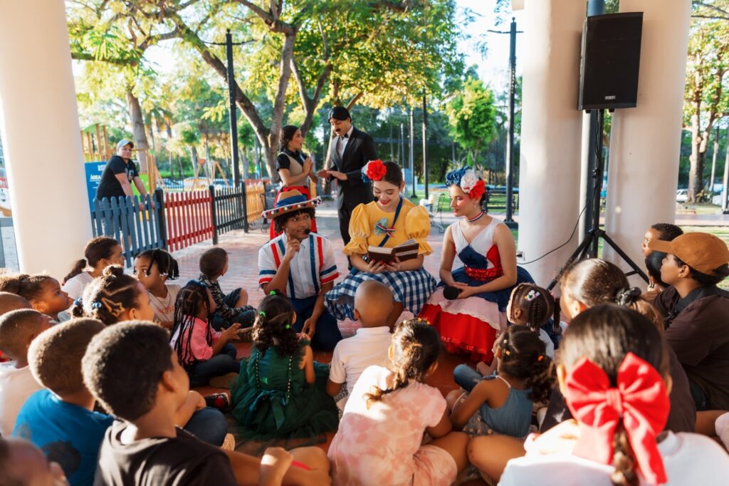 Alcaldía del DN honra a la patria con imágenes de héroes en el Malecón SD 
