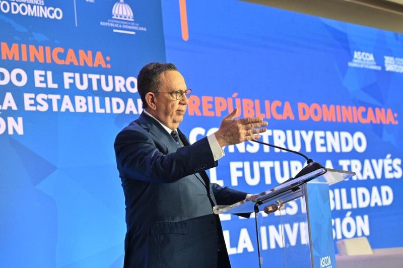 Valdez Albizu envía un mensaje de confianza a inversionistas sustentado en la estabilidad macroeconómica