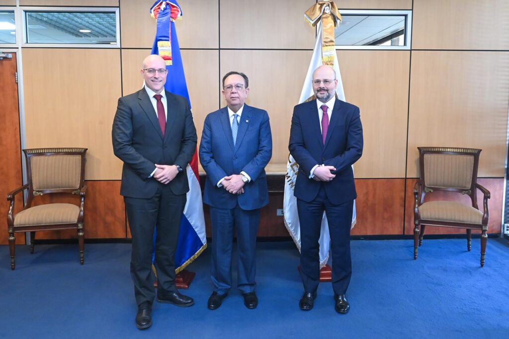 Gobernador Valdez Albizu se reúne con la misión del FMI para concluir el “Staff Visit”