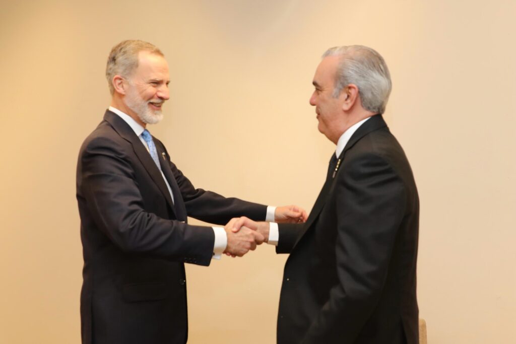 Presidente Abinader regresa a RD tras una exitosa visita a Uruguay, donde fortaleció lazos internacionales