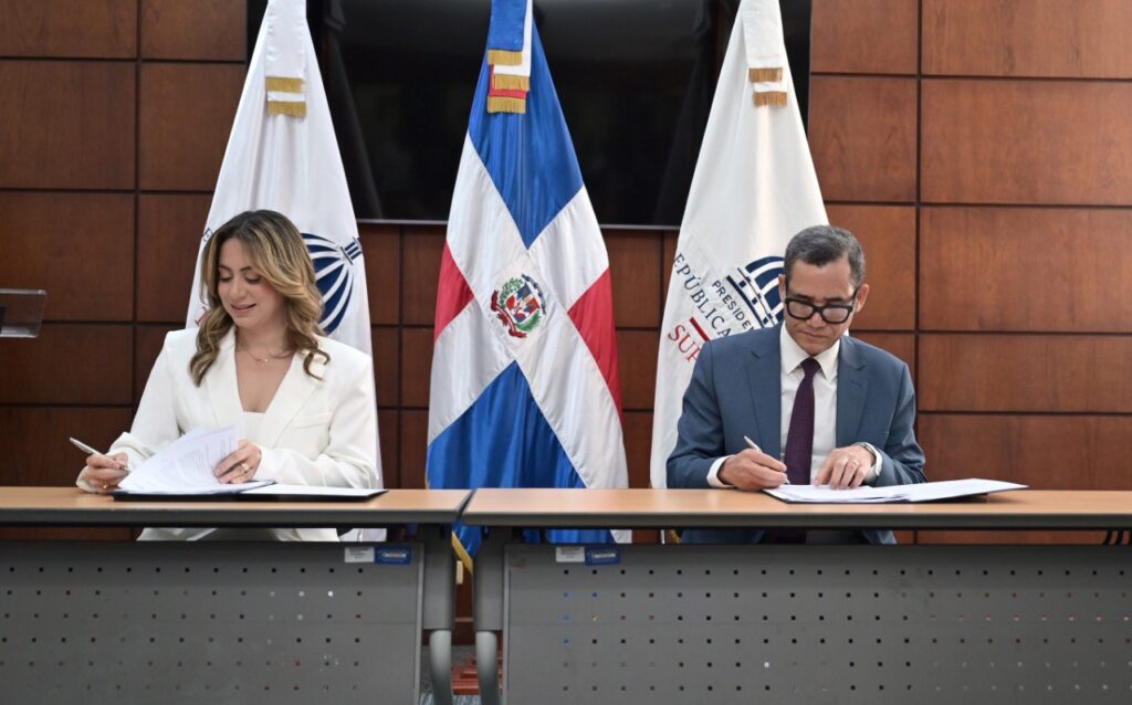 Ministerio de Trabajo y Supérate firman convenio que beneficiará a 35 mil jóvenes vulnerables