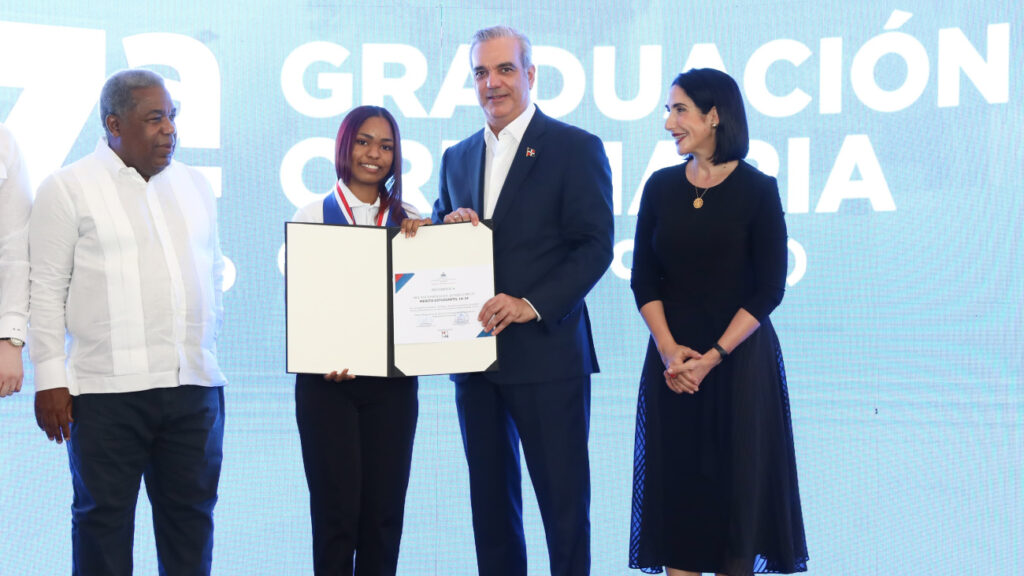 Presidente Abinader encabeza graduación de más de 1,300 jóvenes del programa «Oportunidad 14-24» y la inauguración de la ampliación de escuela básica que beneficiará a 840 estudiantes, en Santiago