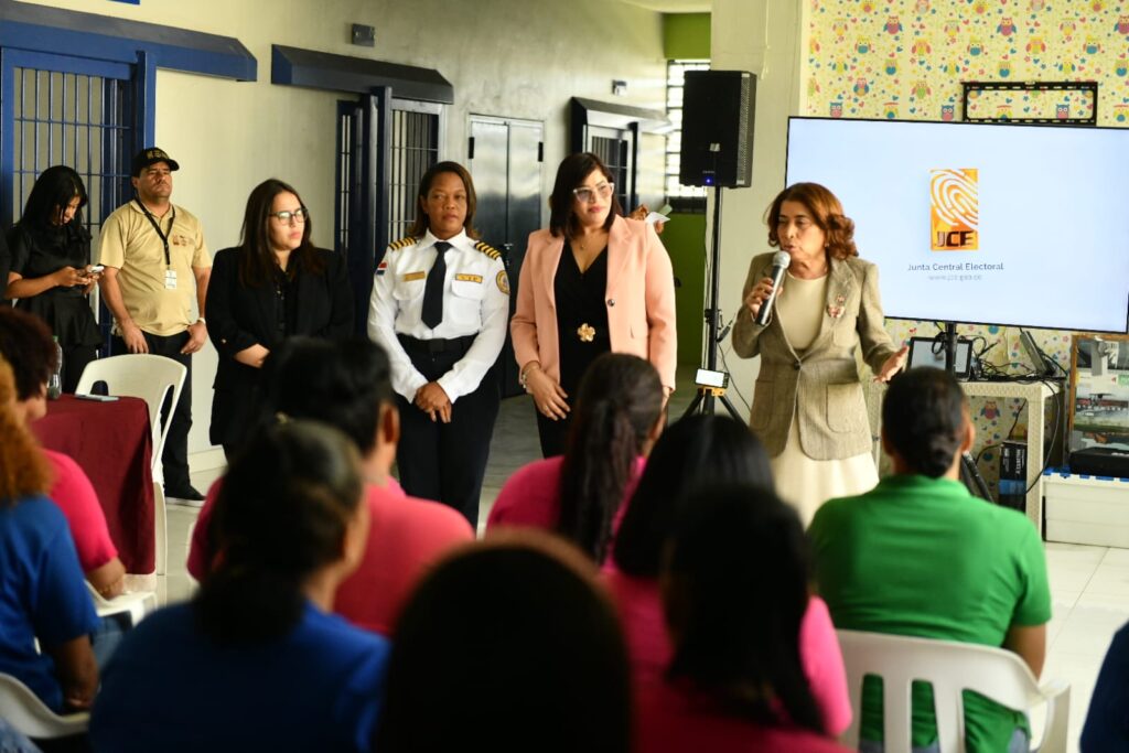 Comisión de Género de la JCE lleva charla “Relaciones saludables” a privadas de libertad en Najayo-Mujeres