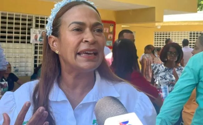 Adhamilka Espinal condena agresión policial contra maestros que exigían construcción de escuelas