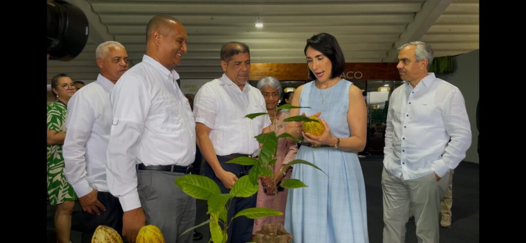 Primera Dama recorre Feria Agropecuaria junto al ministro Limber Cruz