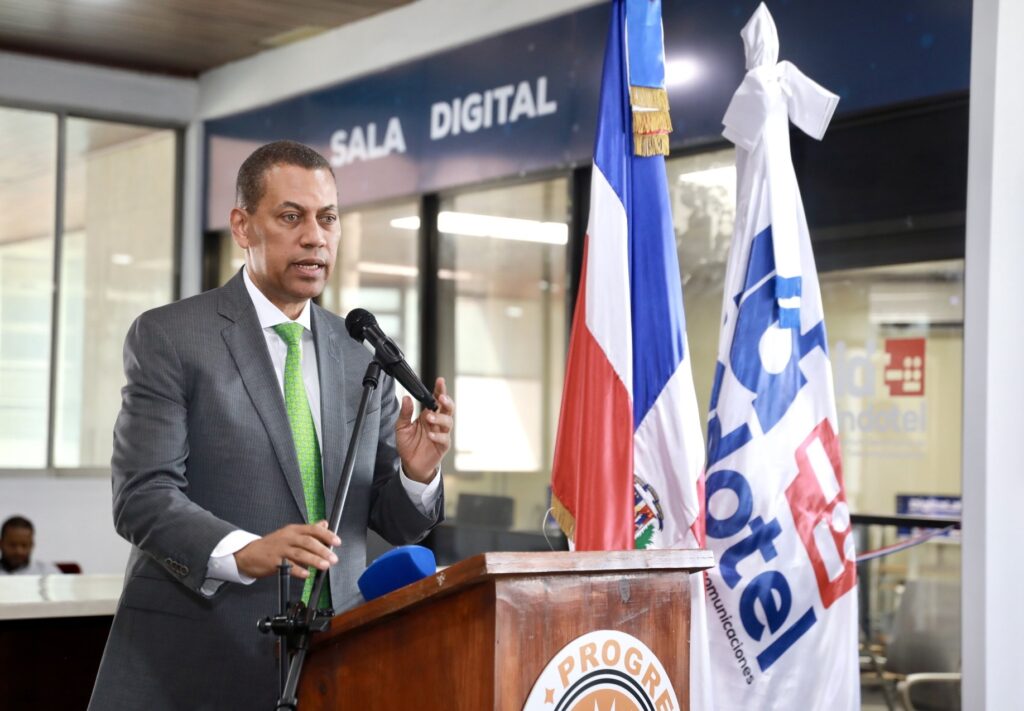 INDOTEL inaugura sala digital en biblioteca Ateneo Amantes de la Luz de Santiago