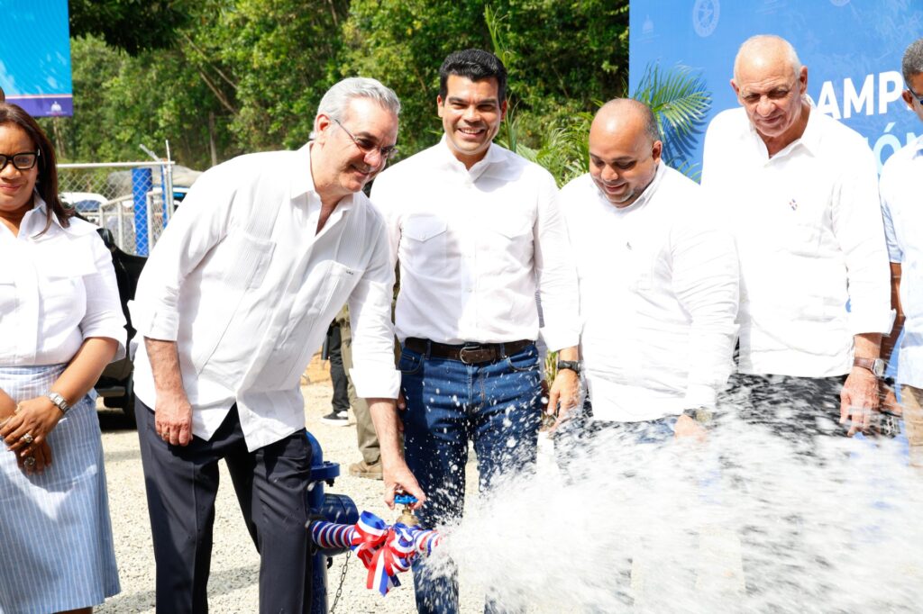 El presidente Luis Abinader y Wellington Arnaud, director del INAPA, dejaron  inaugurada la ampliación del acueducto Maimón, en la provincia monseñor Nouel