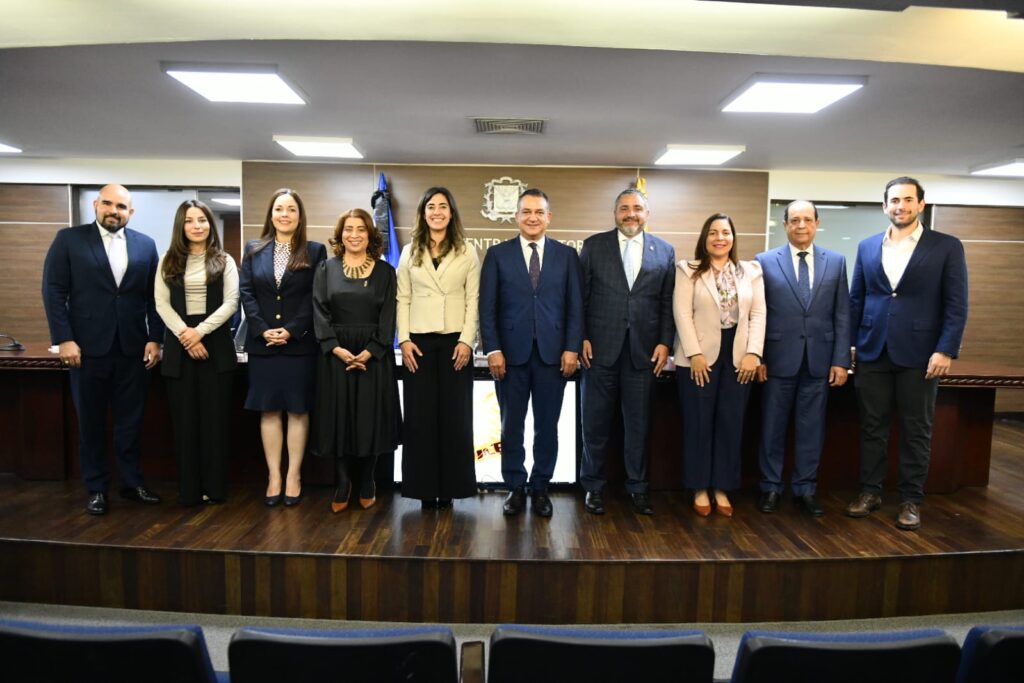 JCE presenta proyecto de la nueva Cédula de Identidad y Electoral a miembros del CONEP y de ANJE