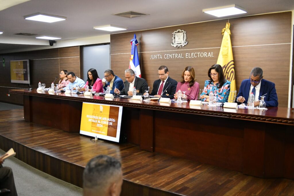 JCE socializa con delegados de organizaciones políticas áreas que impactará el proyecto de la nueva cédula