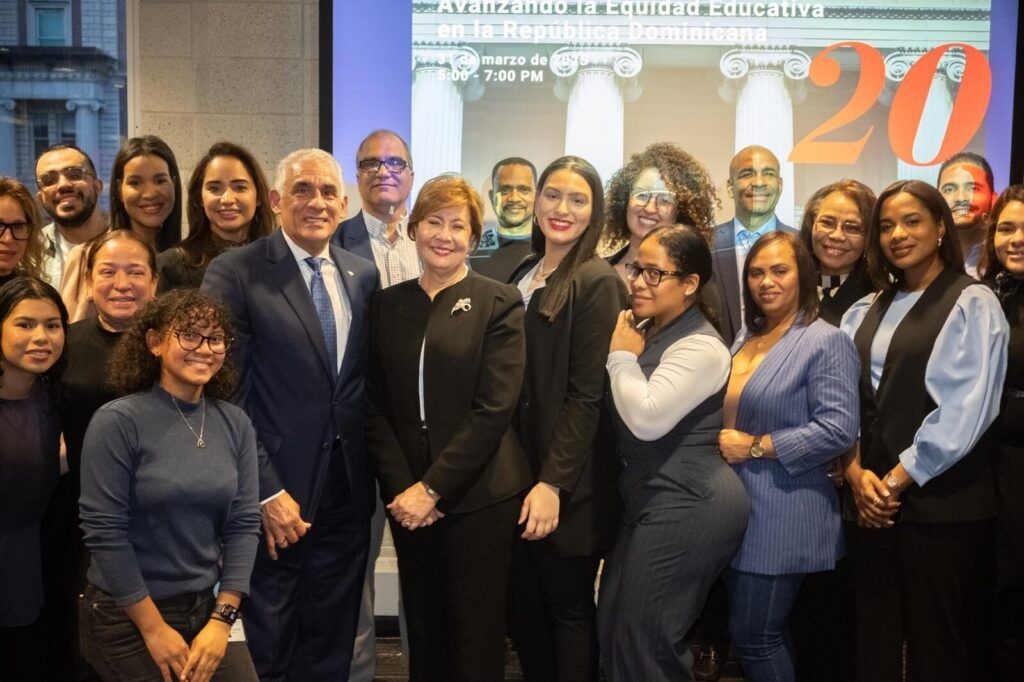 Josefina Pimentel dicta conferencia a jóvenes en la Universidad de Columbia