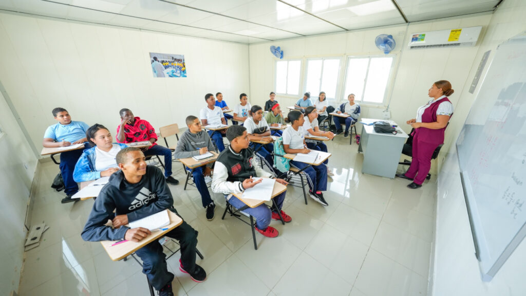Estudiantes de Liceo Isidro Antonio Estévez en Blanco Arriba reciben con entusiasmo talleres móviles del INFOTEP