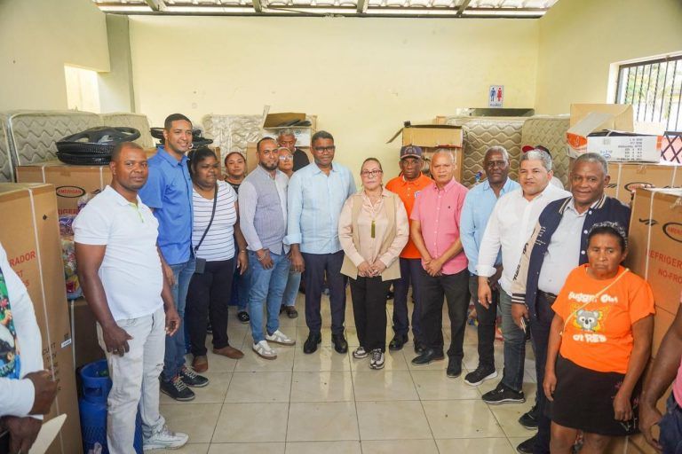 Gobierno asiste familias afectadas por voraz incendio en Los Platanitos de Santiago