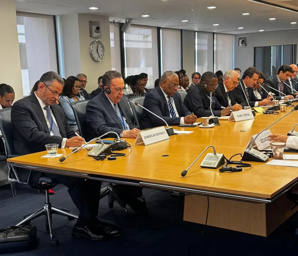 Gobernador Valdez Albizu participa en reuniones de FMI y del GBM