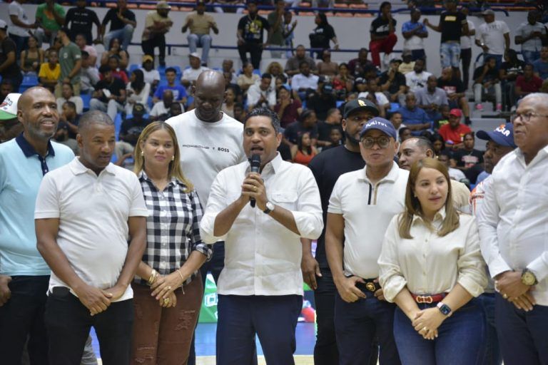 Ministro Kelvin Cruz aporta un millón de pesos para el TBS La Romana 2025