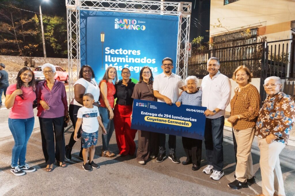 Carolina Mejía sigue con «Sectores Iluminados Más Seguros», iluminando la Cayetano Germosén