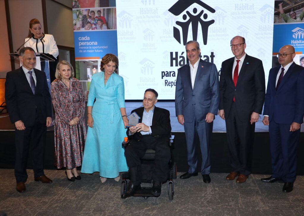 Presidente Abinader recibe reconocimiento de Hábitat para la Humanidad RD por su compromiso con la transformación de los hogares dominicanos