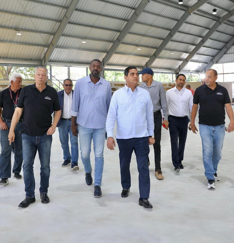 Ministro Kelvin Cruz supervisa trabajos del Centro Deportivo y Cultural Ozama