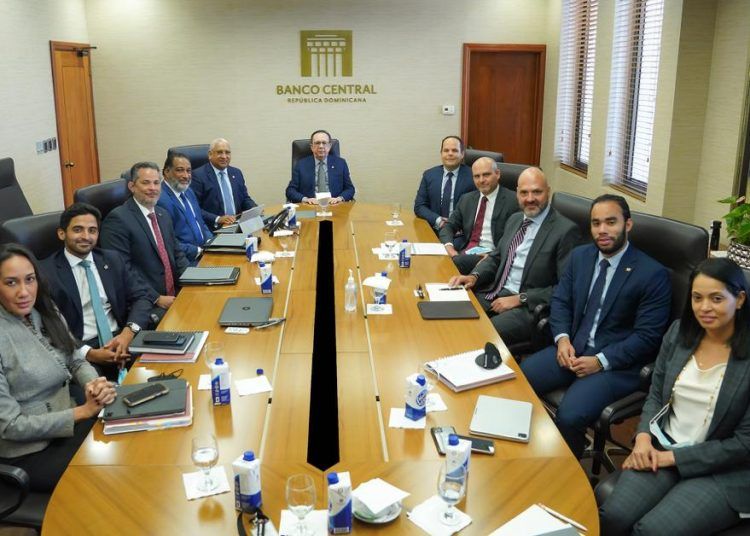 Valdez Albizu se reúne con ejecutivos de Morgan Stanley