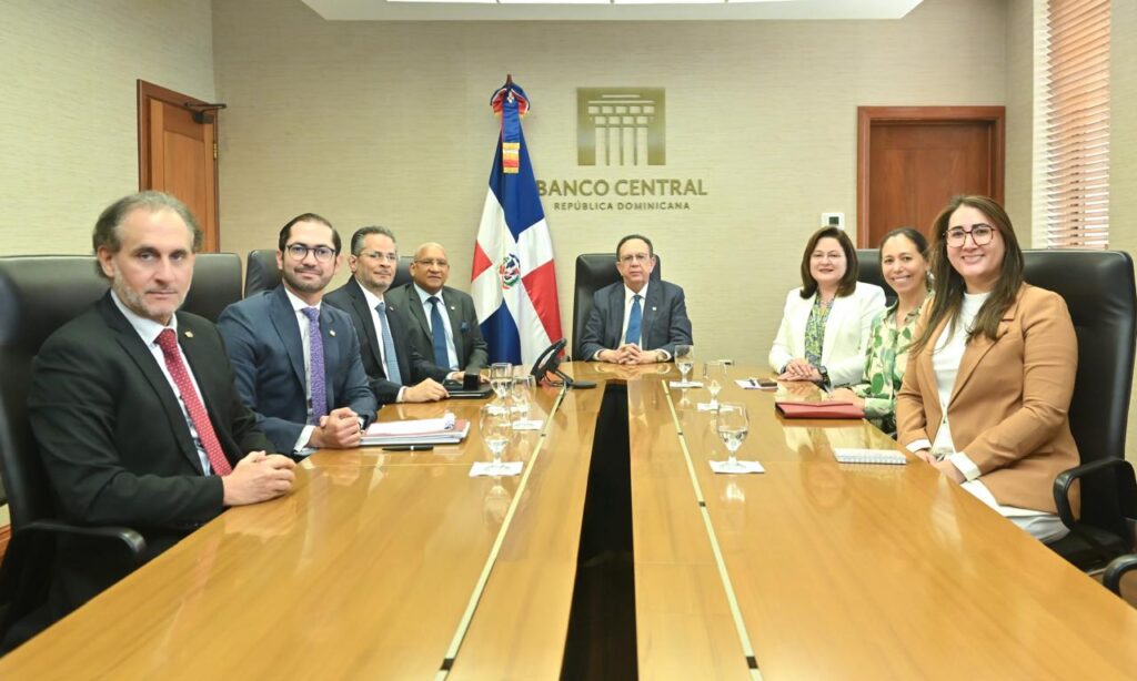 Gobernador Valdez Albizu se reunió con la Sra. Carolina Juan, encargada de Banca Corporativa del Citi Bank