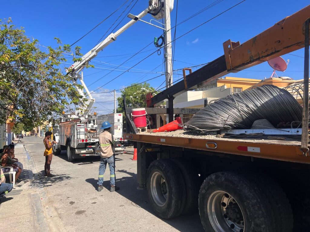 Edesur adecúa redes eléctricas, instala transformadores y normaliza clientes en Baní