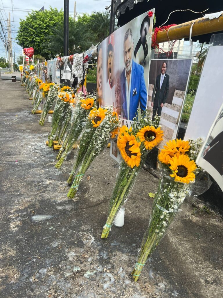 Alcaldía del DN coloca nuevas flores y renueva altar de Jet Set previo a cumplirse segundo mes de la tragedia
