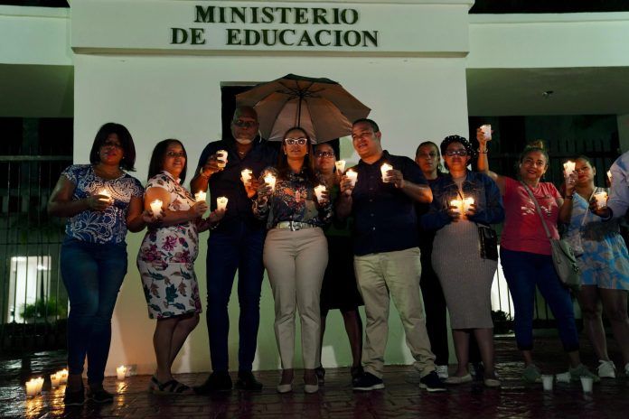 Fuerza Magisterial encienden velas en el Sur y el DN exigiendo que el MINERD acuda en auxilio de las escuelas