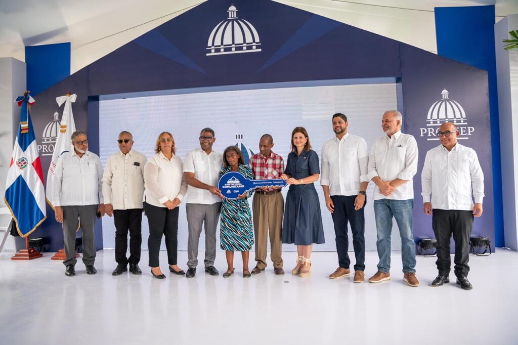 Gobierno dignifica la vida de 40 familias con entrega de viviendas en Cañada Honda; San Cristóbal