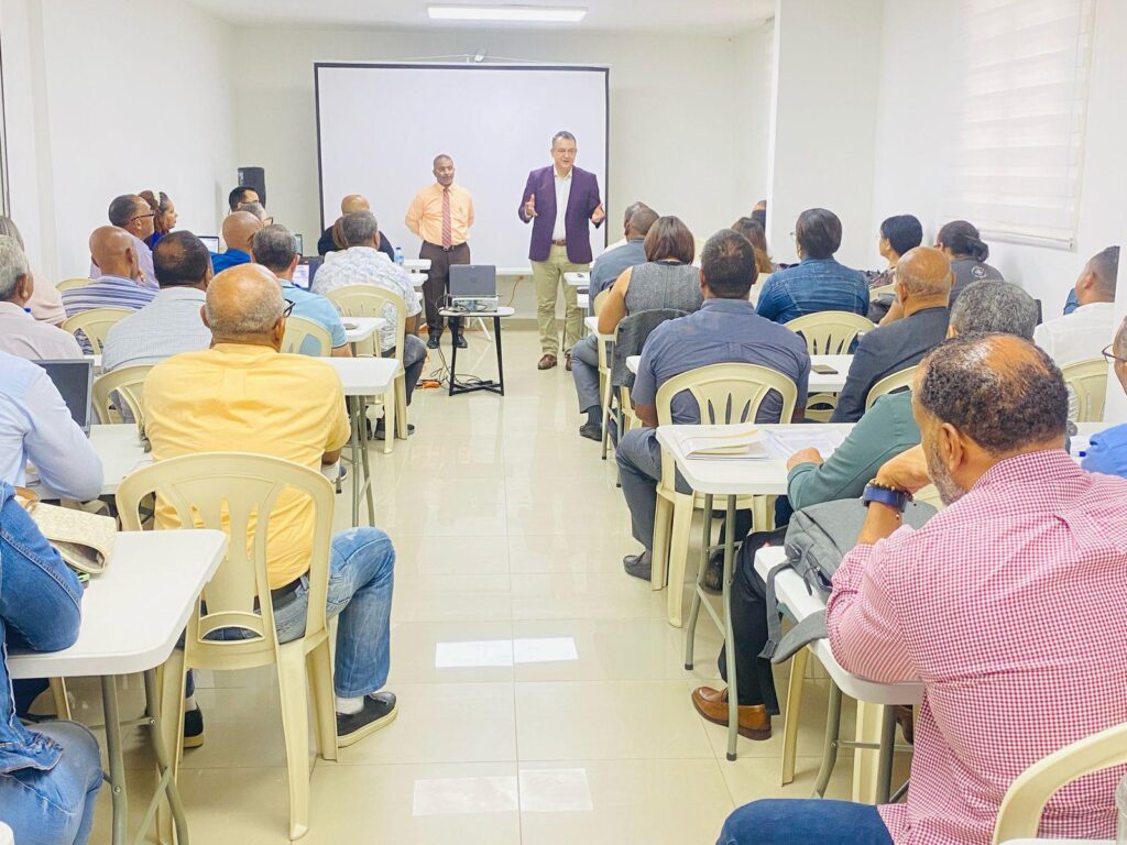 Presidente de la JCE, Román Jáquez, visita escuela de formación de la Fuerza del Pueblo para supervisar diplomado electoral