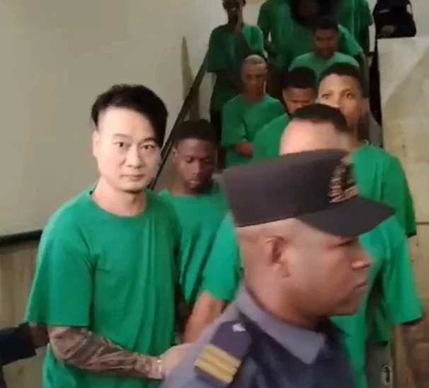 Imponen medidas de coerción contra comerciante por agredir a un agente de Migración