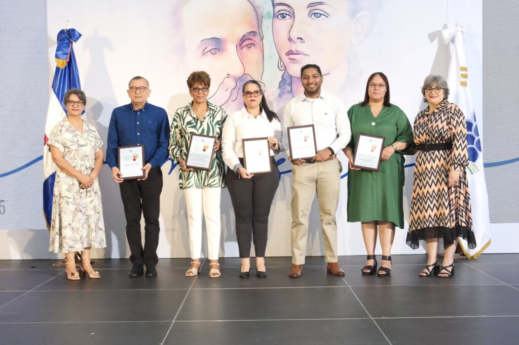 ISFODOSU entrega premio al compromiso con la excelencia docente y la investigación a sus profesores